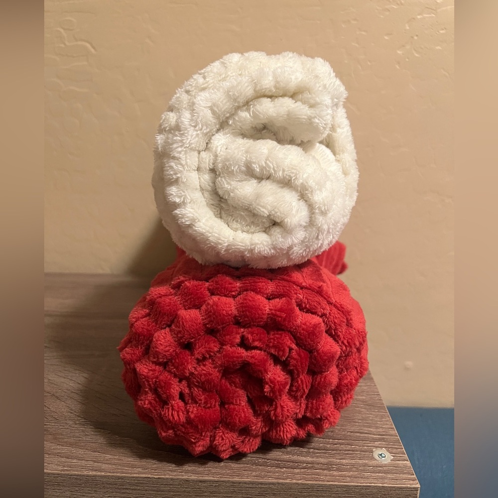 Target Bullseye Cozy Throw Blankets Red Off White Valentine’s Day Love NWT - Picture 3 of 3